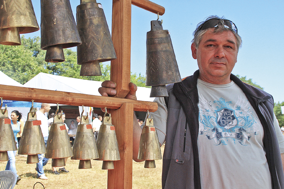 Общество | Чевермета, гайди и аукциони имаше   край Петропавловския манастир