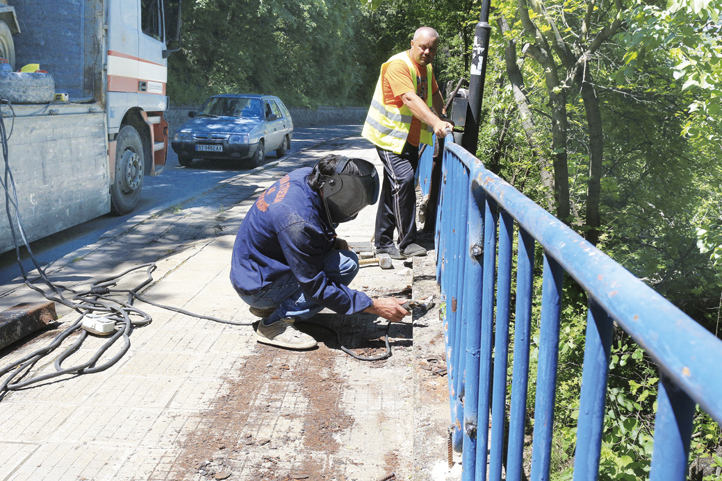 Общество | Обезопасиха парапета   по пътя към ректората
