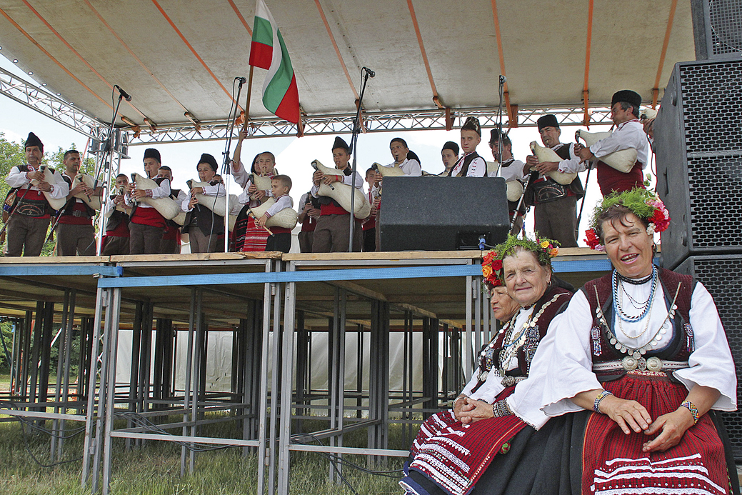 Чевермета, гайди и аукциони имаше край Петропавловския манастир