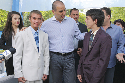 Сираците Георги и Васко имат абитуриентски костюми  благодарение на  средствата, които събраха кандидатите на ГЕРБ във Велико Търново.
