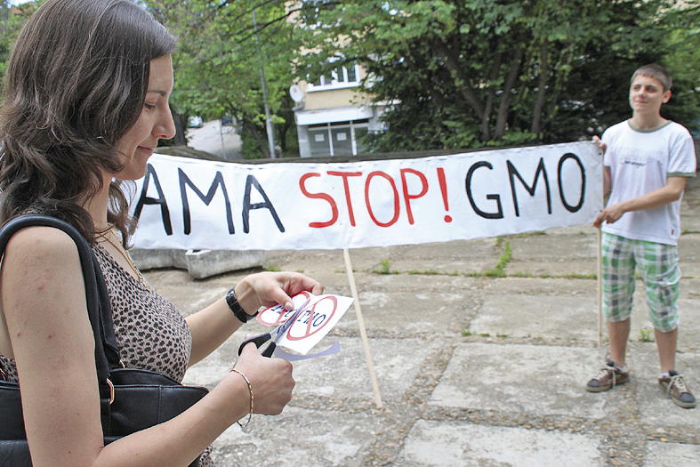 Общество | Във Велико Търново се проведе граждански   протест срещу ГМО индустрията