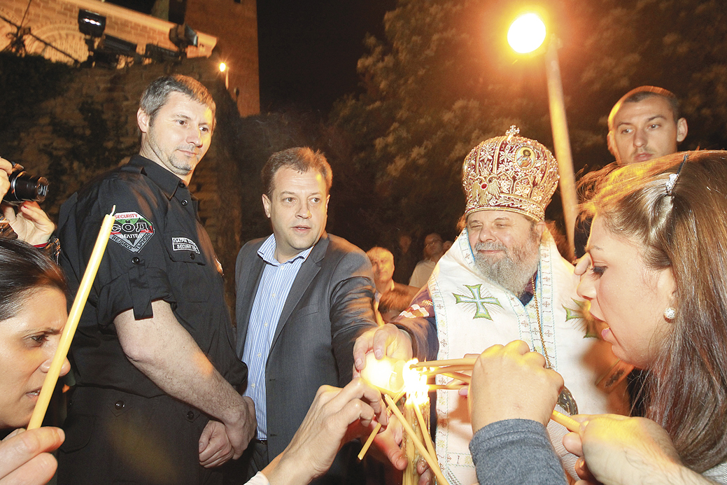 Общество | Над 3 хиляди души посрещнаха Великден на крепостта “Царевец”