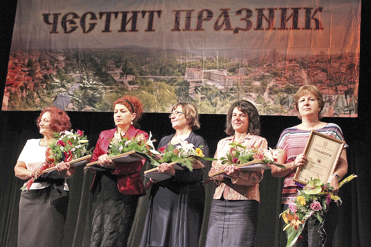 Общество | Най-добрите учители бяха удостоени с наградата “Св. Патриарх Евтимий”