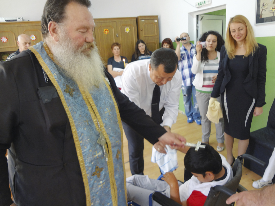 Общество | 41 деца от Дома в Михалци приеха Светото кръщение