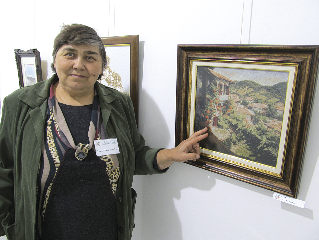 Общество | Гобленарка шие от 40 години и не се разделя с ръкоделията си