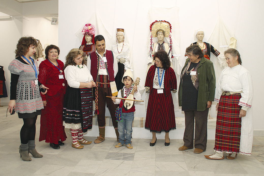 Общество | 6-годишно гъдуларче научи   буквите, за да чете нотите