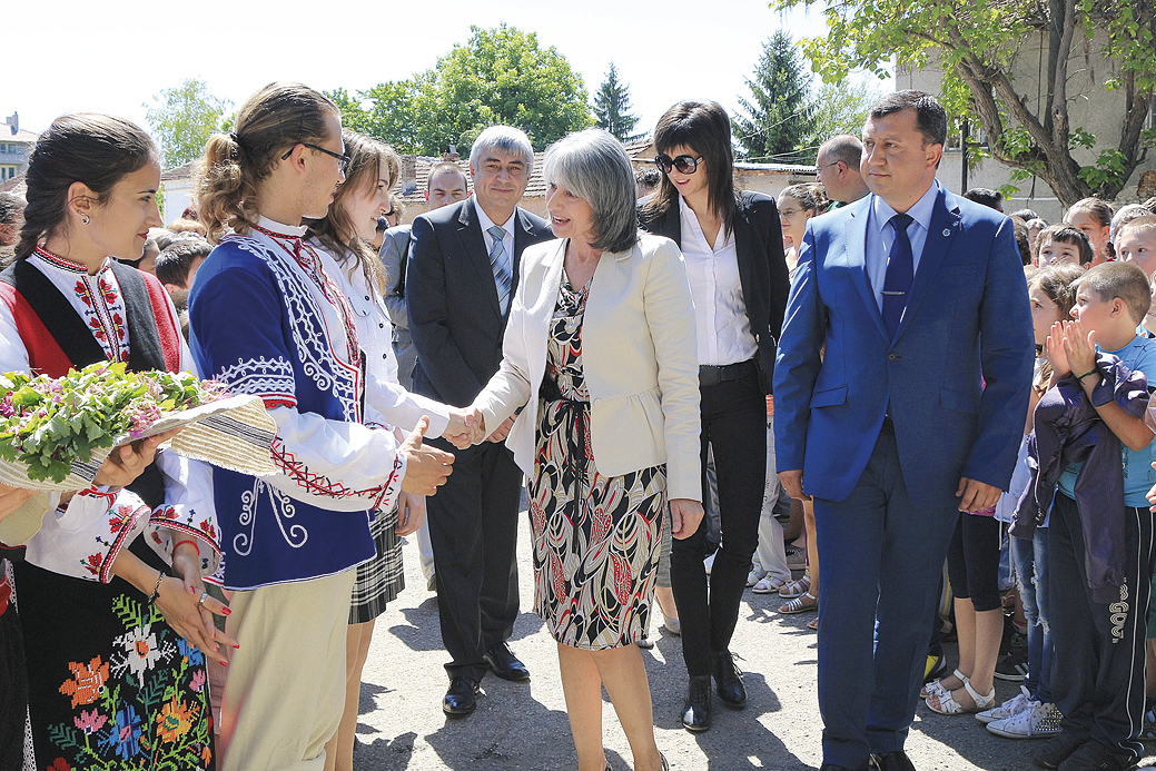 Общество | Вицепрезидентът Маргарита Попова   аплодира децата на България в Павликени