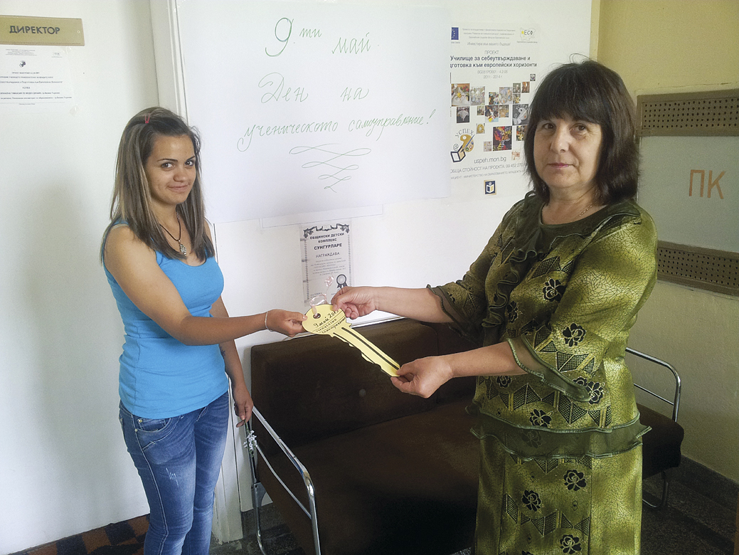 Общество | Ученици управляваха гимназията   по моден дизайн за един ден