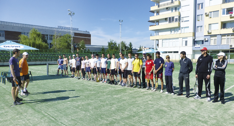 Участниците в турнира по тенис на корт.