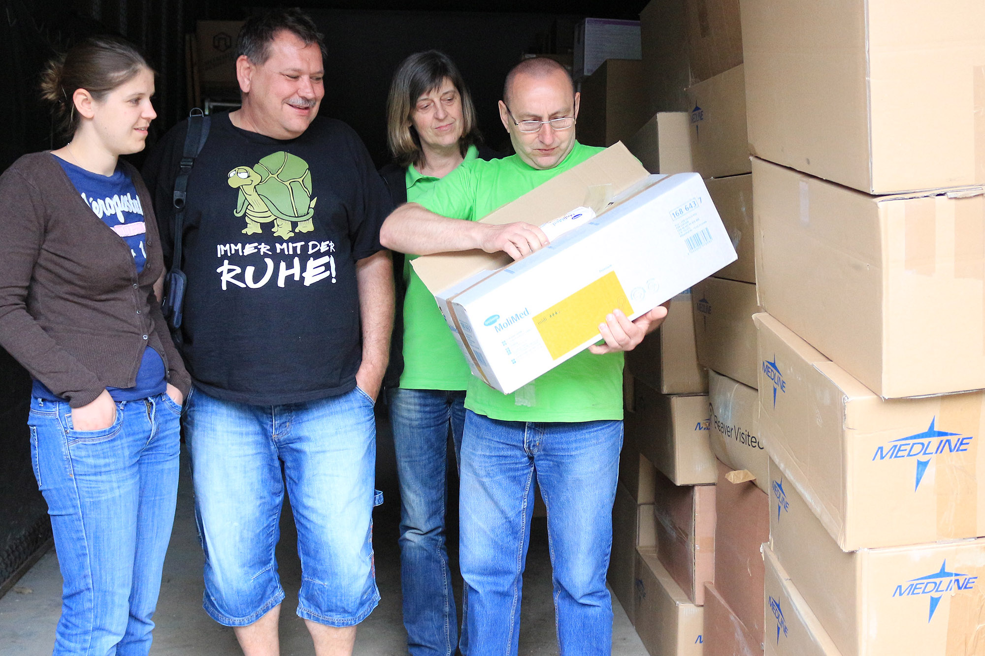 Горещи новини | Германци дариха апаратура и дрехи за болница и детски домове