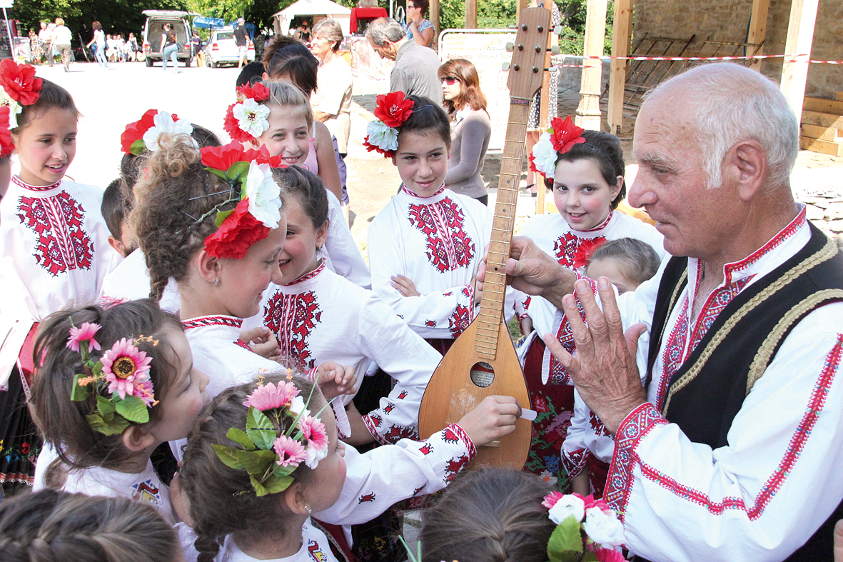 Общество | Изпълнители от цяла България   идват “Насред мегдана в Арбанаси”
