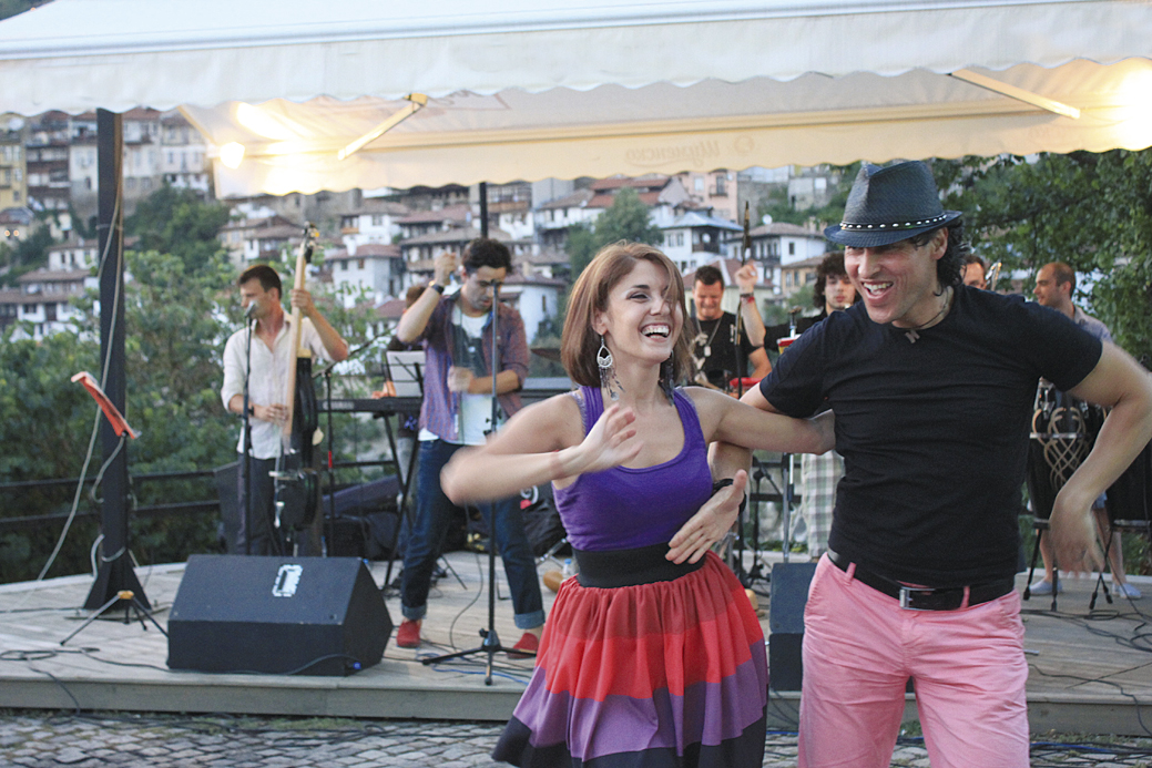За седмица Велико Търново ще е столица на латино танците. Стотици се включиха в първия ден на фестивала “Feel & Dance”.