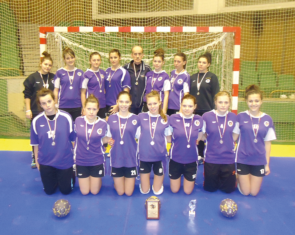 Спорт | Девойките до 17 години на “Етър-64” сребърни медалистки в първенството