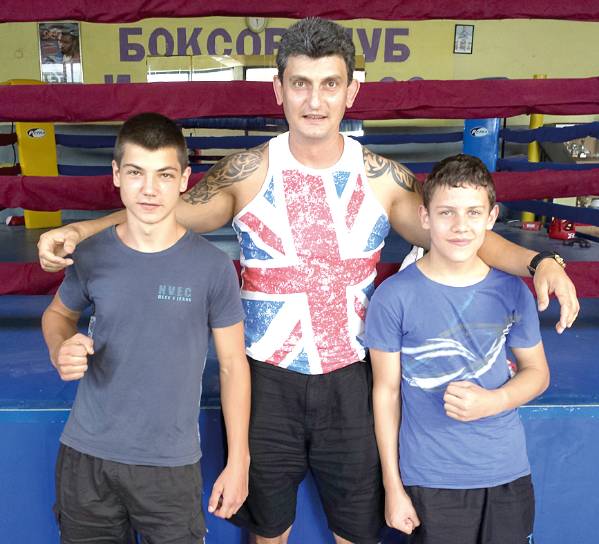 Мартин Иванов (вляво) стана шампион при второто си участие в състезание.