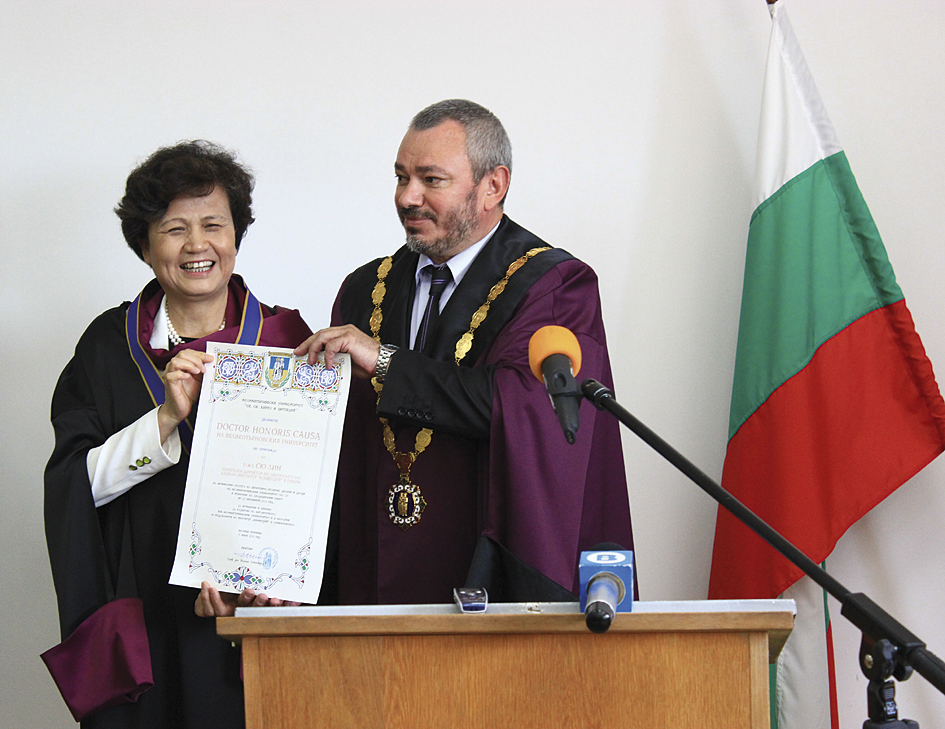 Д-р Сю Лин получи инсигниите на Doctor honoris causa от ректора проф. Пламен Легкоступ.