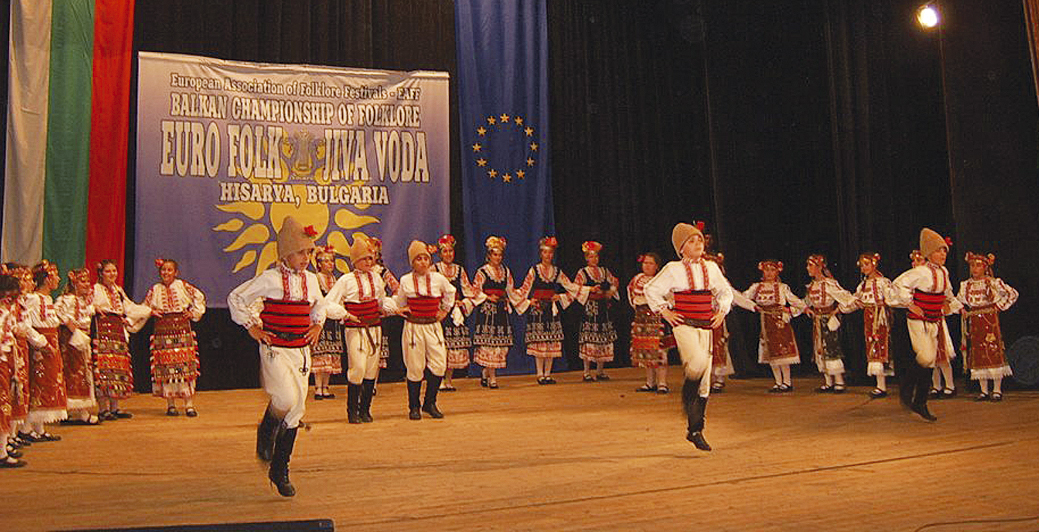 Общество | Свищовски деца разплакаха публиката на Балканския шампионат по фолклор