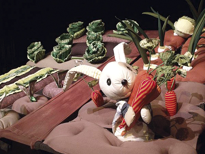 Общество | Куклениците от Стара Загора гостуват на търновска сцена със “Зайчето Питър”