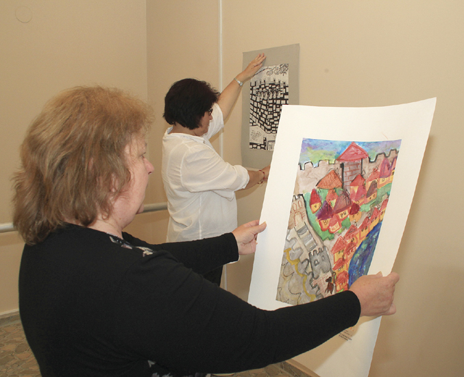 Общество | Петокласници рисуваха    търновския царски двор