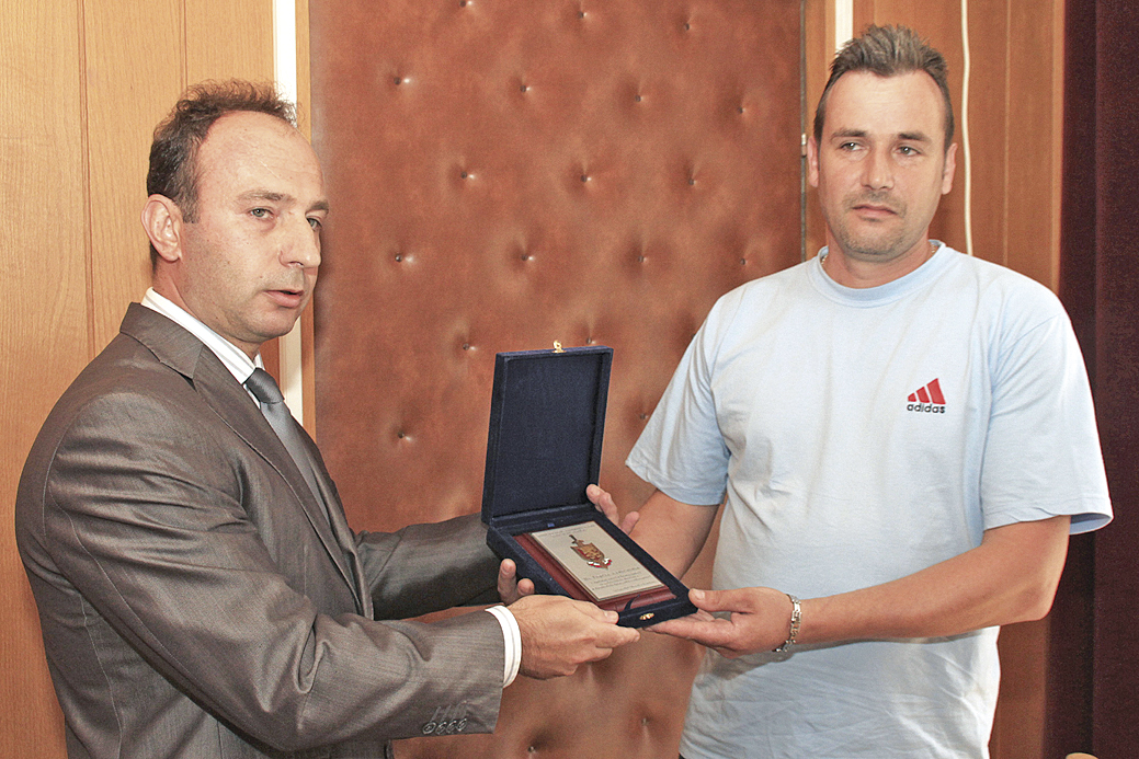 Общество | Наградиха мъж, върнал портмоне с 2900 евро