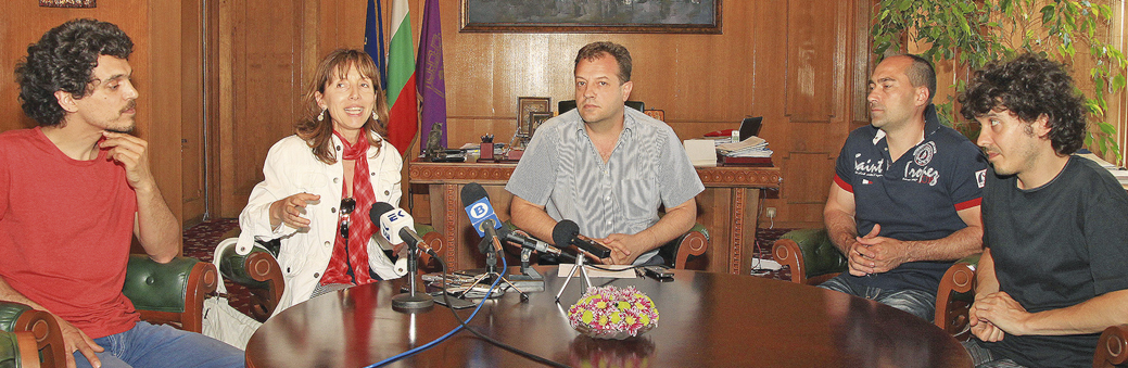 Общество | Българи и италианци тръгват    по следите на изгубена библия