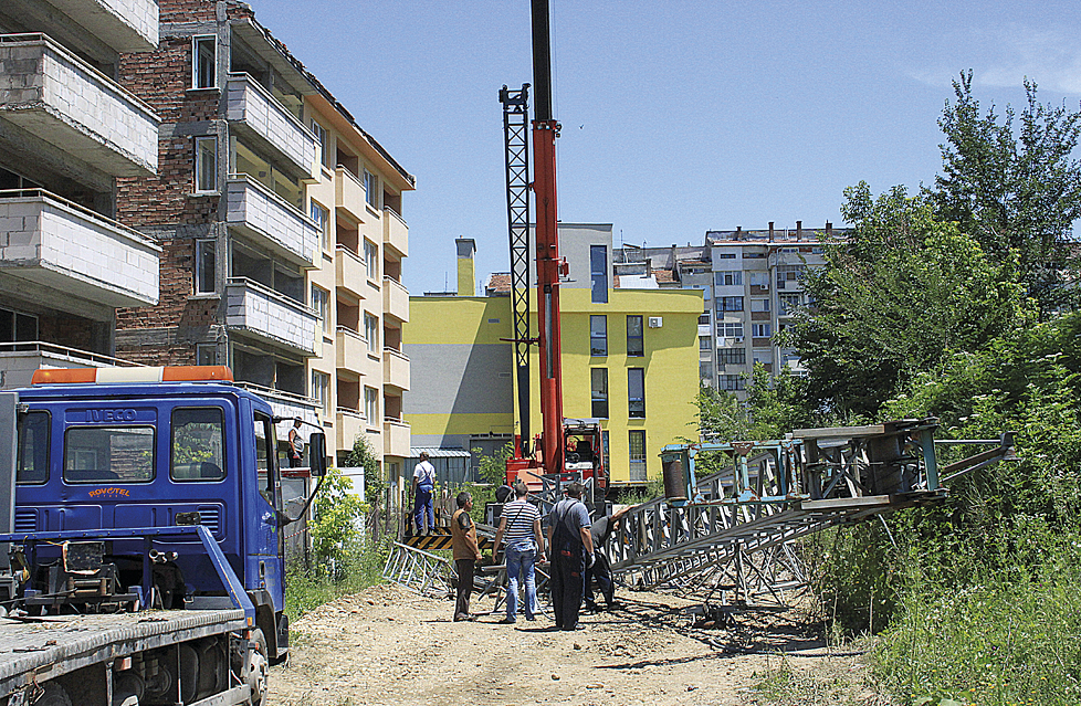 Общество | Демонтираха   опасния кран до Спортното училище
