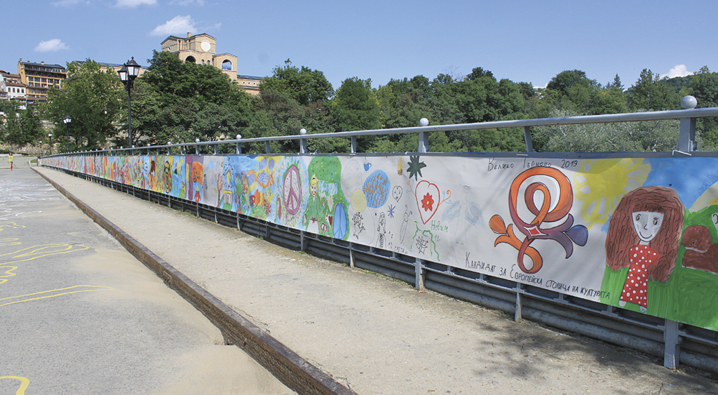 Общество | 85-метрова детска рисунка  украси   Стамболовия мост