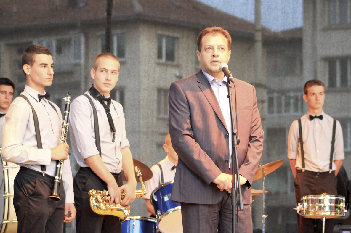 Общество | След 30 години Велико Търново  отново има сцена на открито