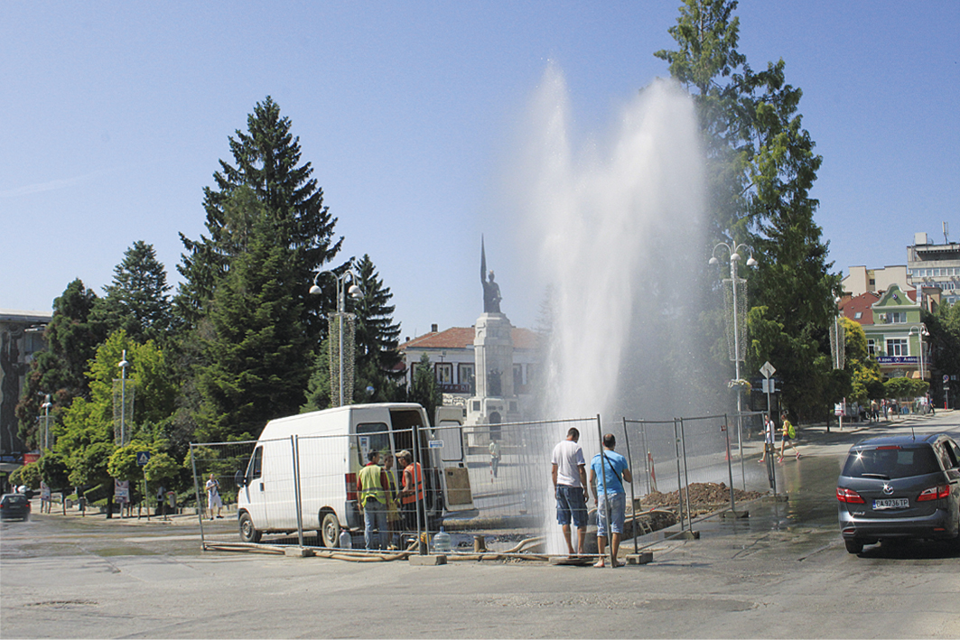 Общество | Гейзер с питейна вода изми   центъра на старата столица