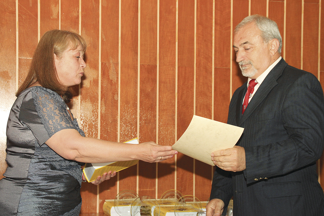 Общество | Образователният инспекторат награди 24 училищни директори и учители