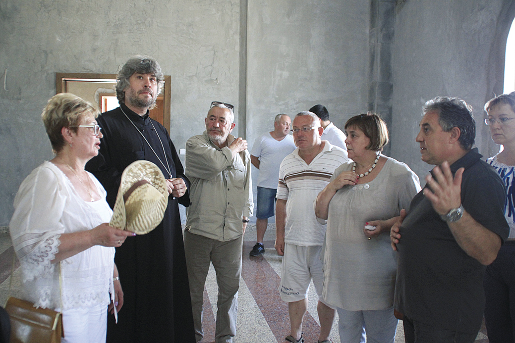 Общество | Ротарианци от Твер обещаха помощ за църквата в руските гробища