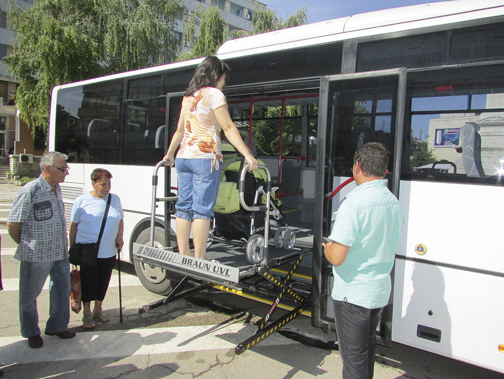 Общество | Първите у нас автобуси с асансьор   тръгнаха в Горна Оряховица