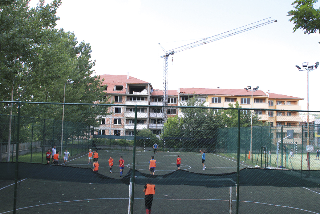 Общество | 30-метров опасен кран виси над площадка с играещи деца