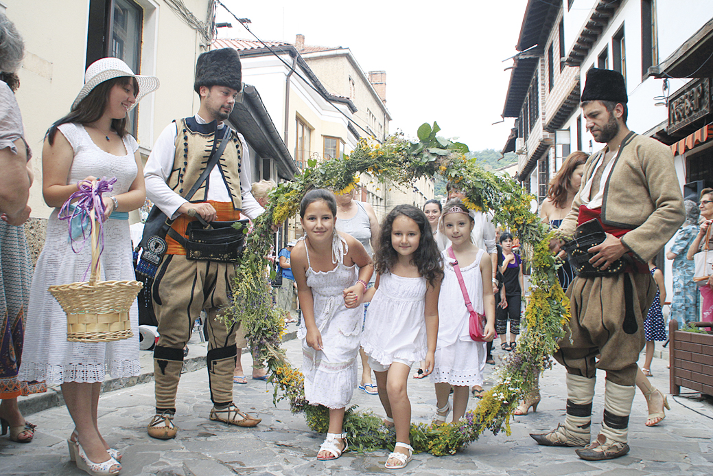 Празничен Еньовденски ритуал направиха вчера на Самоводската чаршя във В. Търново. Десетки търновци преминаха през венец от билки за здраве.