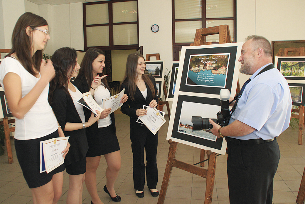 Общество | Колежани от “Аркус”   подредиха фотоизложба