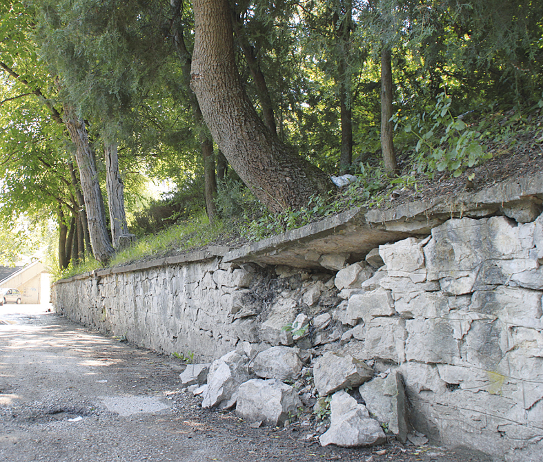 Общество | Падна част от подпорната стена   към Областната администрация