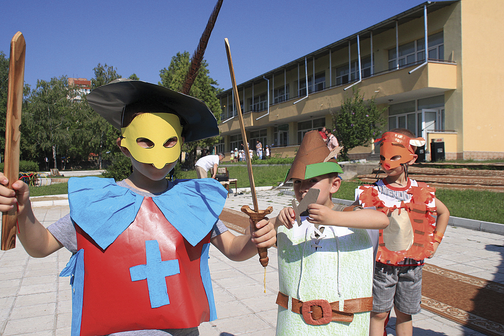 Общество | Деца участваха в карнавал на добрите герои от приказките