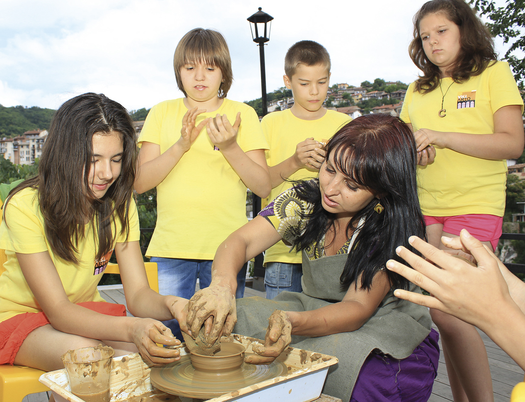 Общество | Деца майсторят съдове от глина