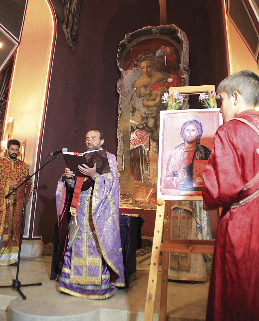 Общество | Стотици вярващи посрещнаха   Възнесение Господне на Царевец