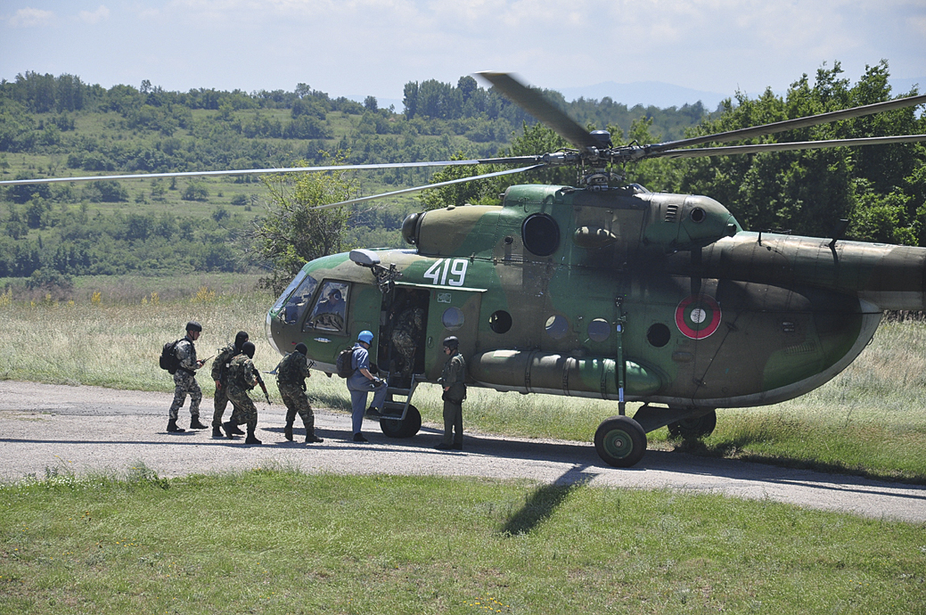 Общество | Курсанти от НВУ спасяваха   хора с вертолет и стреляха   с бронирани машини