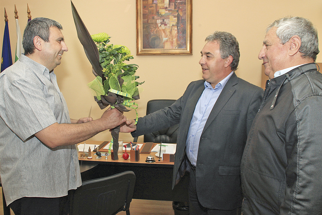 Общество | Председателят на ОбС награди   учител, защитил докторат