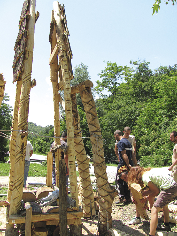 Общество | Петметрова къщичка на Баба Яга  майсторят студенти по скулптура от ВТУ