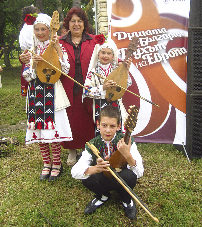 Общество | Гъдуларите от формация   “Веселие” спечелиха   национален приз
