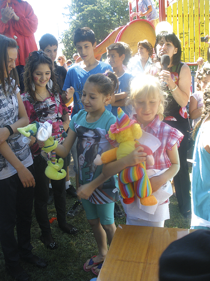 Общество | Децата в Ресен рисуваха на асфалт и се изявяваха в различни конкурси