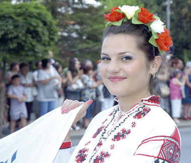 Общество | Абитуриентката Петя Брънзелова: “Ние продължаваме българските традиции”