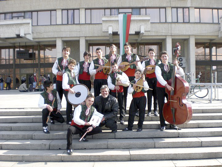 Общество | Преподавателите: “За да обикнеш българския фолклор, трябва от ранна детска възраст да го почувстваш”