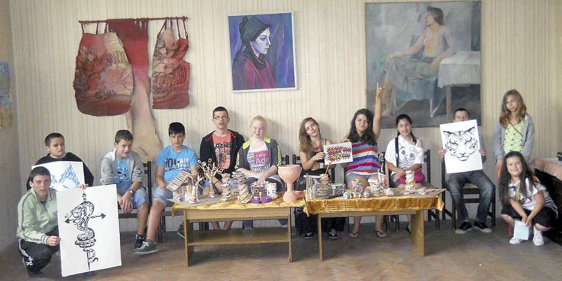 Общество | Ученици от СОУ “Вл. Комаров” показват  творби от рециклирани материали