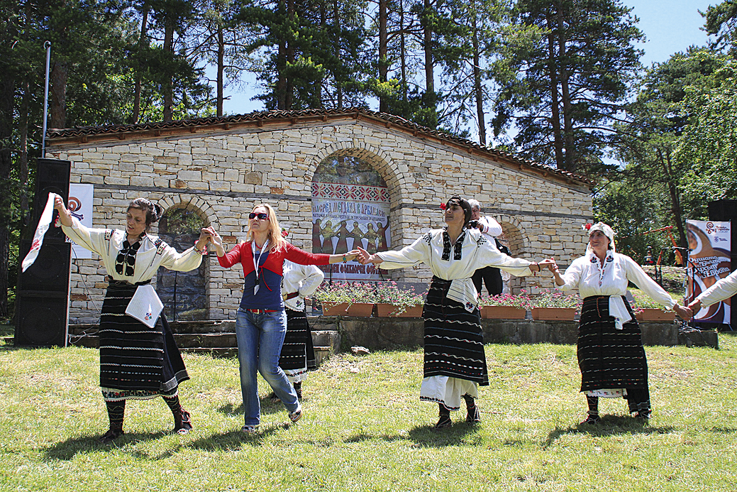 Общество | Музика, автентични танци и занаяти на фестивала “Насред мегдана в Арбанаси”