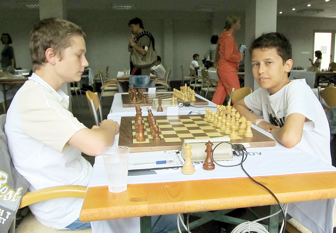 Решаваща за крайния успех бе победата на Емил Стефанов (вдясно) над Владимир Петров.