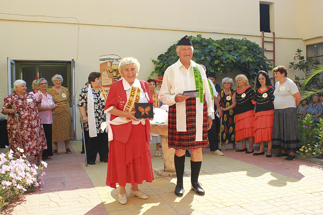 Общество | На сладоледено парти в Дома за възрастни  избраха “Мисис баба” и “Мистър дядо”