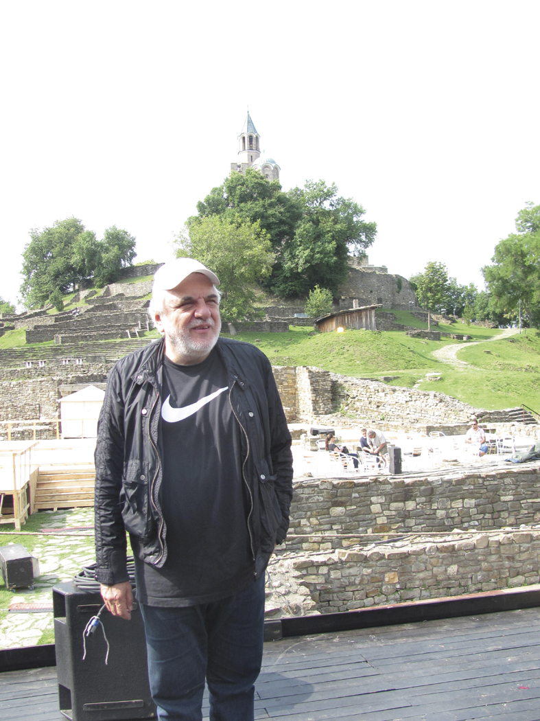 Общество | 13 инженери и конструктори правят   декорите за “Сцена на вековете”